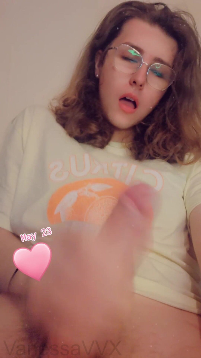 VanessaVVX: 凡妮莎把自己弄得一团糟，然后把都吃掉了