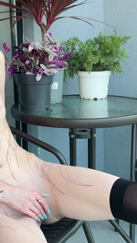 Gotik kız balkonunda büyük zenci yarağı dildoyla mastürbasyon yapıyor