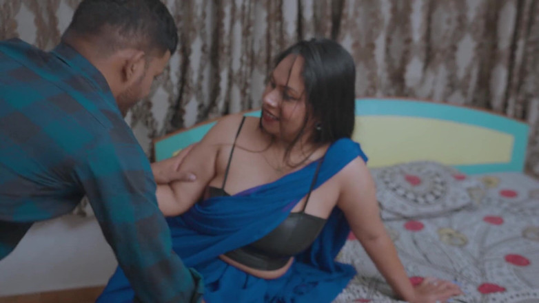 Next short: India caliente beutyfull - chica india para sari invita novio a...