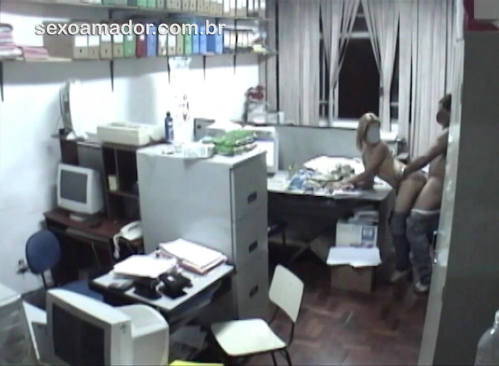 Amateurs videos: Pekerja miang berkongkek di pejabat selepas waktu kerja