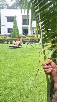 Tukang kebun yang curious mengongkek bos miangnya di luar rumah - Brandon Cruz & Alejandra Palacios
