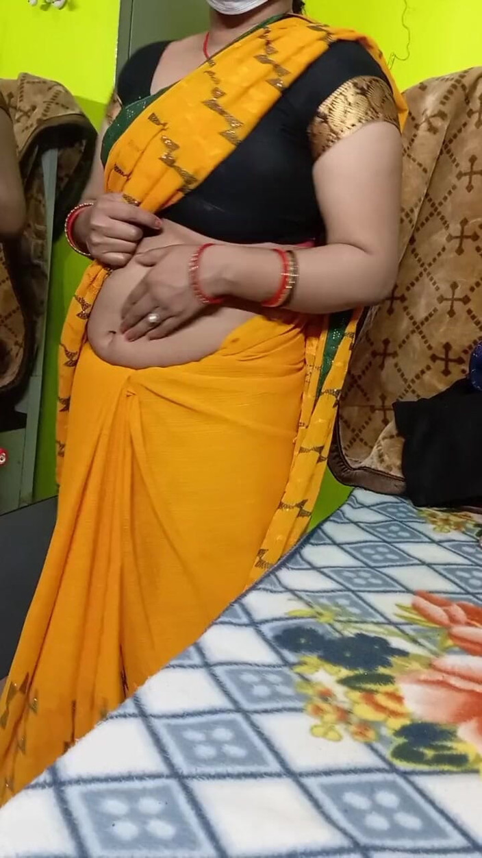 Manjushukla: サリーを脱ぐインドの美しいバービ。