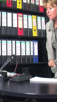 Orta yaşlı seksi kadın iki büyük yarağı paylaşmayı seviyor, amcığını yalıyor ve derin sikiş filmi