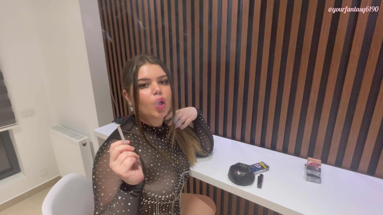 Your fantasy studio: Сором'язлива дівчина курить перед тобою