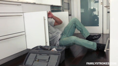 Family Strokes: Geile tiener pijpt de enorme pik van haar stiefvader