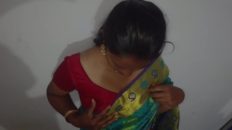 Mary V: Tamil giovane moglie di casa molto bella voce grandi capezzoli...