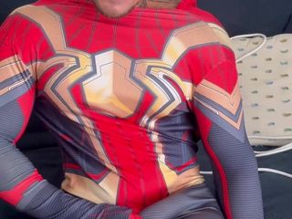 BoyGym: Hunk spiderman spielt mit seinem fetten schwanzboygym