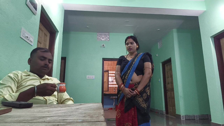 Sona bhabhi: Istri pembantu milf India panas merayu dan bersetubuh keras, video...