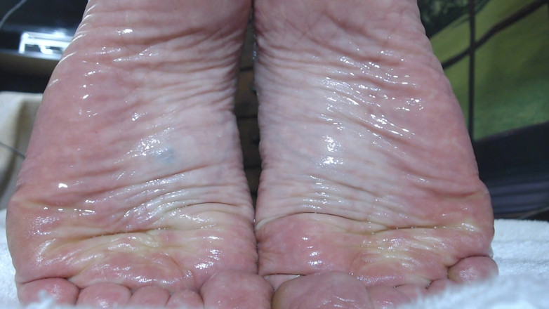 Abby Anna: Slick oiled wrinkled soles closeup