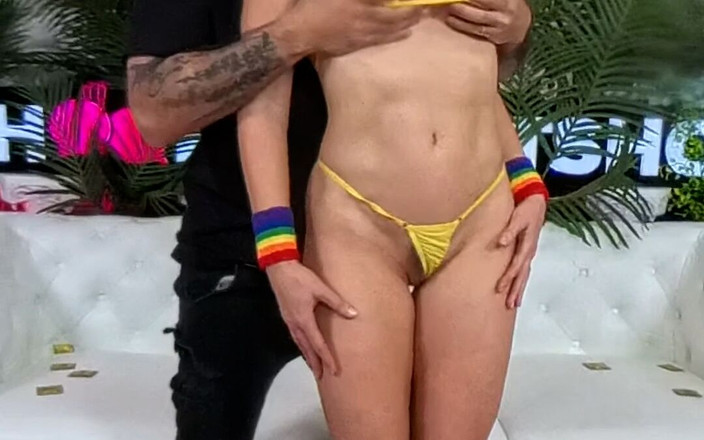 Hook Up Hotshot POV: 渴望的超模科里追逐与裸体讨厌！