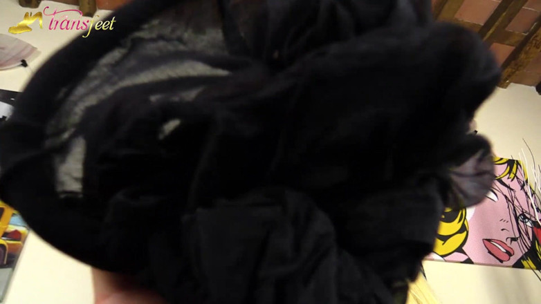 Trans and Cross-Dressers Feet: Blonde tranny with pink lipstick showing u her perfect feet