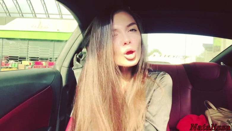 Natalissa: Blowjob ceroboh dan tenggorokan dalam di dalam mobil