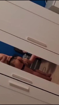 Na vysoké škole jsem tvrdě ošukána tátou a dostávám jeho teplé sperma do zadku