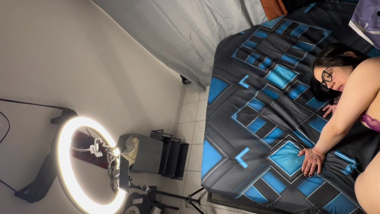 Crisanto999: Итак, я нахожу трахающуюся шлюшку моего сводного брата, ожидающей, когда я трахаюсь