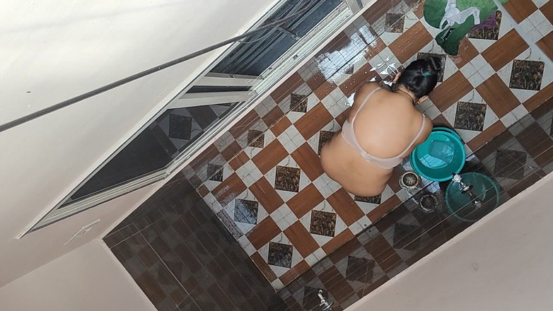 Hot crystal: Vi a cunhada do vizinho tomando banho