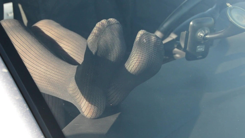 Mistress Legs: Sexiga ben i strumpbyxor som poserar i bilen