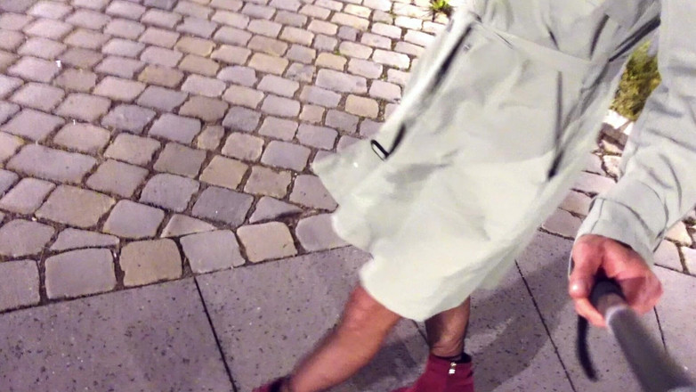 Loreley add: Crossdresser nosi klatkę penisa i szelki na zewnątrz