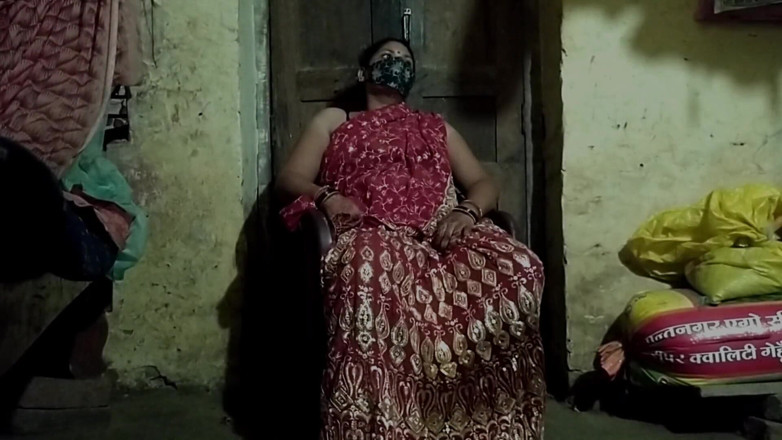 Desi_bhabhi121: Молодая индийская пара целуется