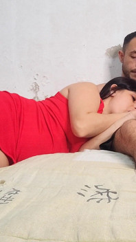 Meia-irmã me deu uma ereção enquanto assistia um filme com ela