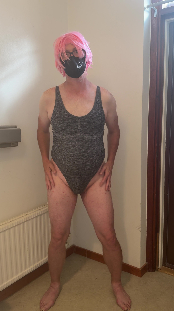 Julia Trans: A prostituta de cabelo rosa se masturba e goza e...