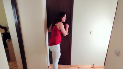 Adele Amber: I jeans bianchi stanno bagnando,,,,,