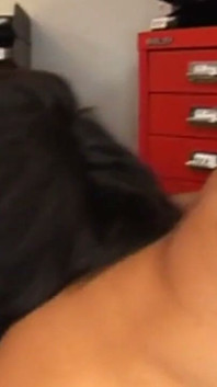 Morena tatuada milf monta duro en un escritorio de oficina