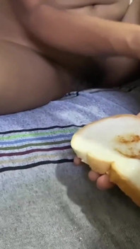 내 음란한 배다른 여동생이 내 자지를 핸잡하고 빵으로 사정을 먹는다