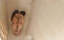 Kanu Eel: Azgın küçük üvey kızla duşta lezbiyen seks yaparken yakalandı