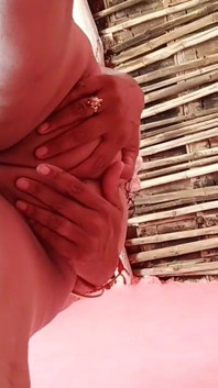 Desi sexvideo eines dorfpaares, das romantisch fickt