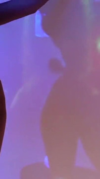 Bailarina de strip tatuada se masturba en la habitación del hotel