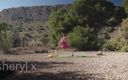 Sheryl X: Yoga în aer liber în ciorapi în pădure