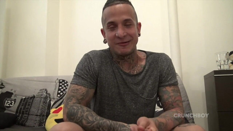 Gaybareback: Curvă Bastian cu tatuaje futută fără prezervativ de Hurricane