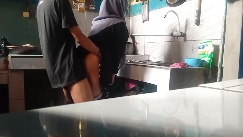 Famly sex: Nevlastní sestra myje nádobí