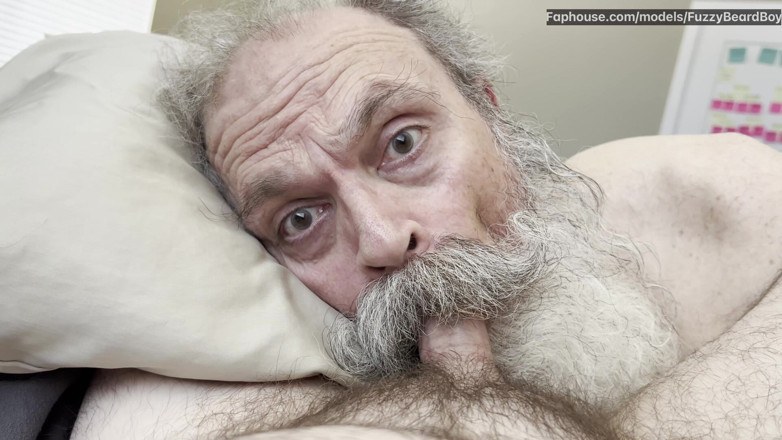 FuzzyBeardBoy: Yaşlı sakallı yarak emici büyük miktarda döl alıyor