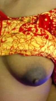 Succhiando il dildo tette nude gioca