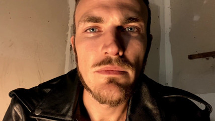 Christian Wilde: Christian Wilde抽烟并把你留在他的车库里