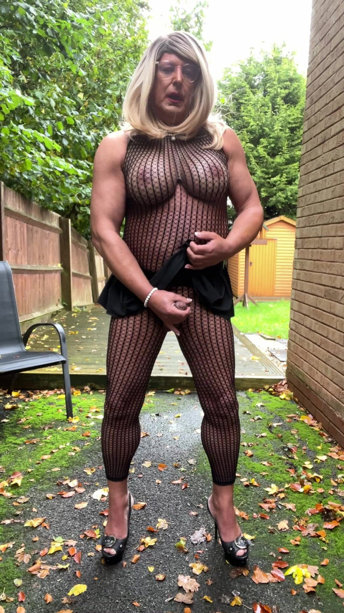 Kellycd2022: Crossdresser Kellycd2022 dalam sut permainan jala seksi hitam dan tumit