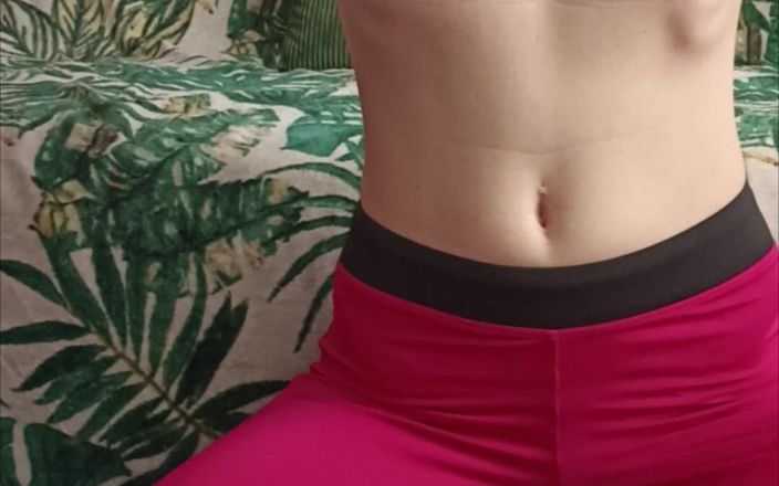 Pink curtain: Opgewonden na de training, masturbeert ze tot Sqirt