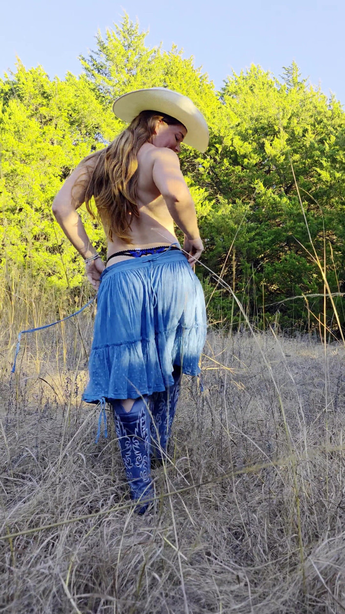 NaughtyRedFarmgirl: Ruda wolne paski na farmie masterbating przed tobą