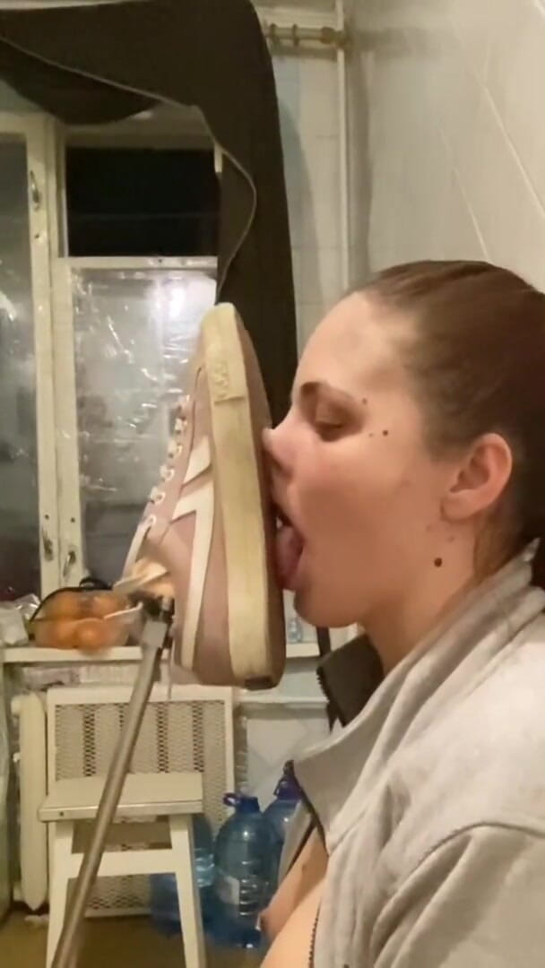 Elena917: Licking shoe soles from fuck machine