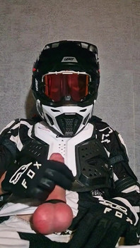 Napalony gracz Motocross cumming na hełmie chłopaka