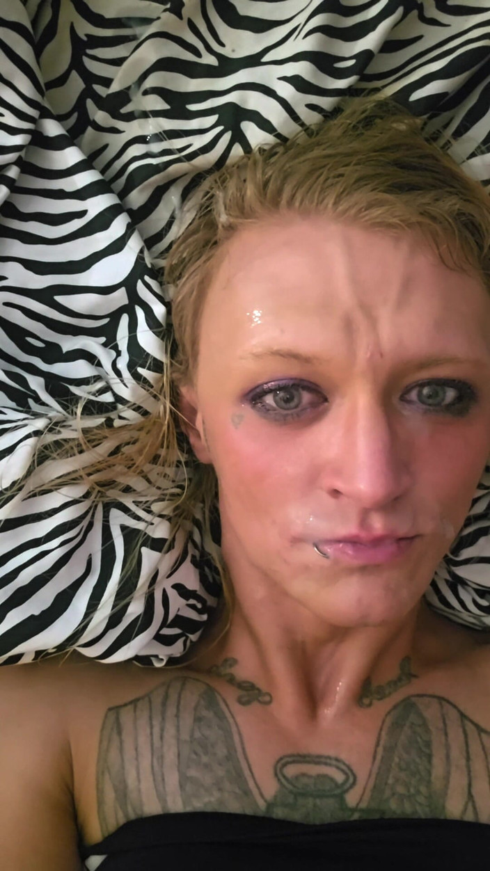 Lynn Kaotik: Si jalang transeksual memancut mani di mukanya sendiri