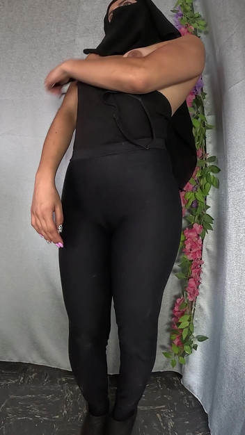 MiaNIqab: तीन कपड़े उतारना और Mia niqab में ऊँगली करना