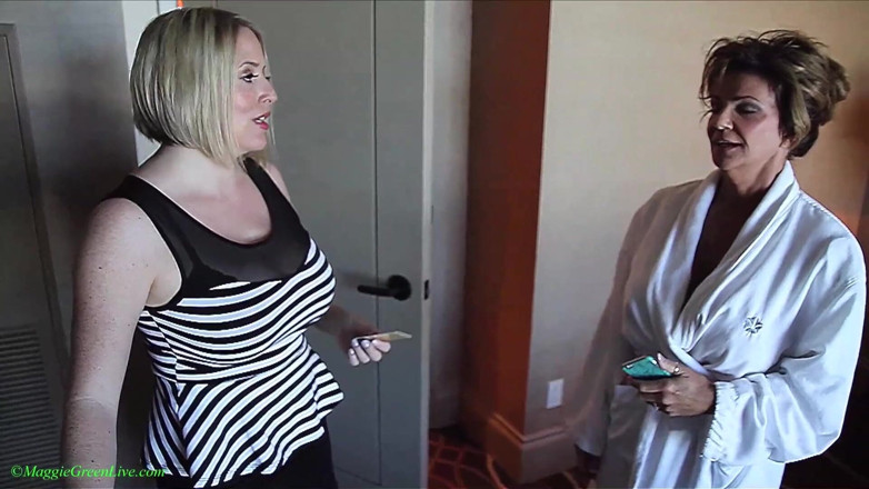 Maggie Green: Hete lesbiennes Maggie Green &amp; Deauxma likken poesje in een hotel!