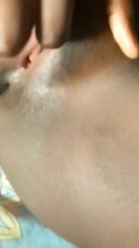 Giovane ragazza ugandese si masturba parte 1