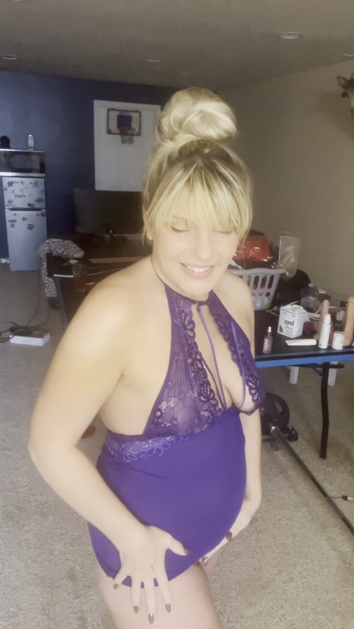 Ms. Whitney Lane: M0mmy मोटी हो जाती है और उसकी चूत उसके विकृत s0n के लिए है