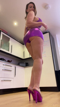 Paarse lingerie, rok, hakken en dildo, voetfetisj