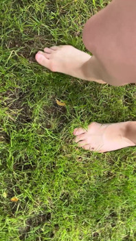 Barfuß auf dem Gras laufen