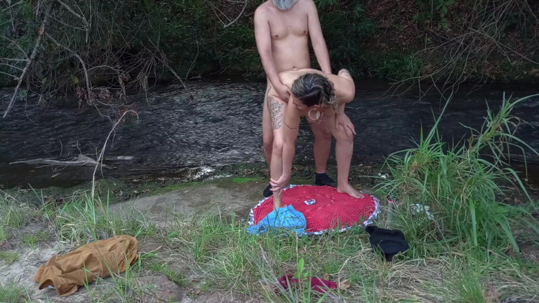 Gabi SweetCouplesStories: Deredeki yabancılar arasında yapılan bir toplantı beklenmedik seksle bitiyor