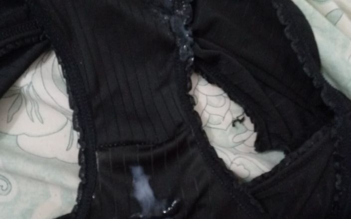The inner heat of love: 一个性感的阿拉伯阿姨用过的黑色内裤让我在床上自慰